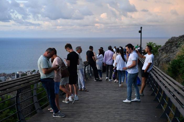 Trabzon'da yaz sıcağından bunalan vatandaşlar parklara akın ediyor 7